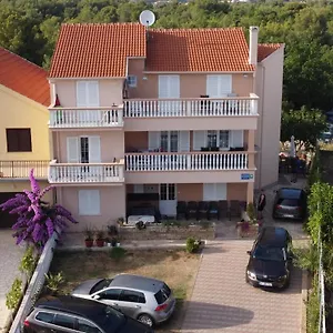 https://apartment-mladen-biograd-na-moru.hotelinzadar.com